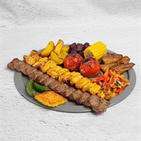 ۲۸۰ گرم جوجه زعفرانی شده، ۲۰۰ گرم لقمه گوسفندی، دورچین فصلی، ته چین ته دیگی خوراک کباب وزیری سینه ناریجه